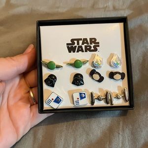STAR WARS DISNEY Earring BNWT never removed from packaging